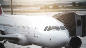VIDEO O aeronavă Boeing a aterizat de urgență, după ce 40 de persoane au fost rănite din cauza turbulențelor. Un călător a ajuns în compartimentul de bagaje